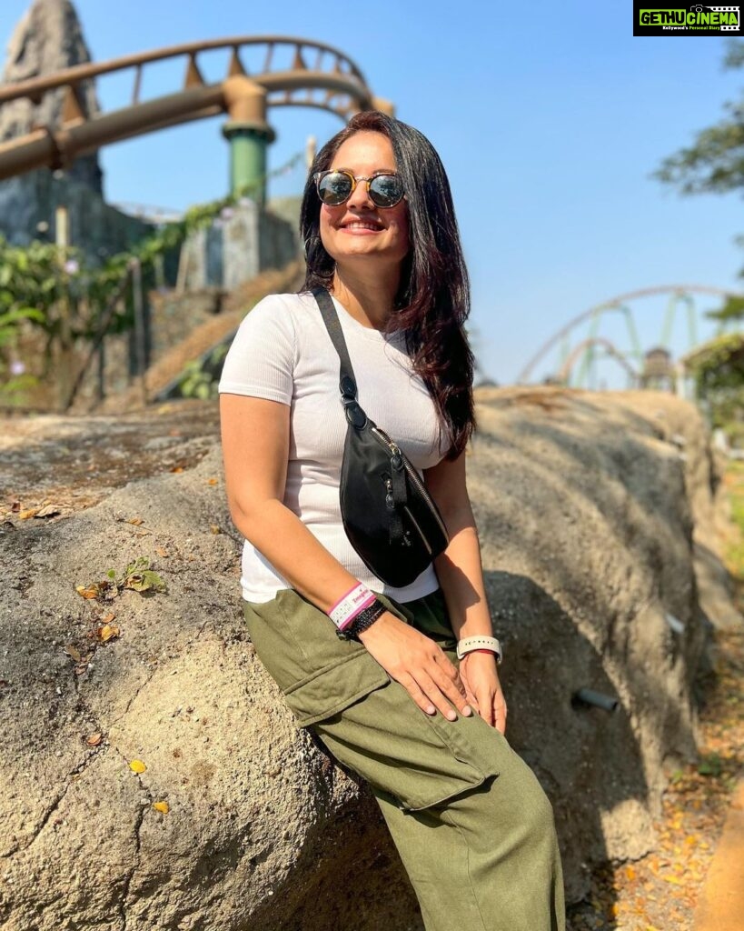 Giaa Manek Instagram - Thrilling moments and endless laughter . . . . #themepark #fun #frolic #laughter #friyay