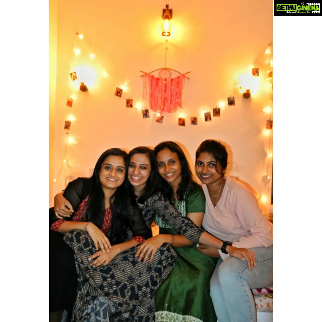 Gopika Anil Instagram - . #since2005♥️ @me_dh_a @smrithi_mohan @_.nilenjana._ . Pc- @__keerthana_anil__ . #bestfriends #friends #schoolfriends #foreverfriends #since2005 #love #purelove #lovethem #bff