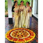 Gopika Anil Instagram - . Onam 2022 😀😀 @__keerthana_anil__ ❤️ @shafna.nizam ❤️ . Pc- @sajinsajin_ 👽 . #onam #onam2022 #celebration #funtime #family #friends #love #peace #live #letlive #pictureoftheday #instagood #onamcelebration #onamsaree #setsaree #girlsgang #us #gang
