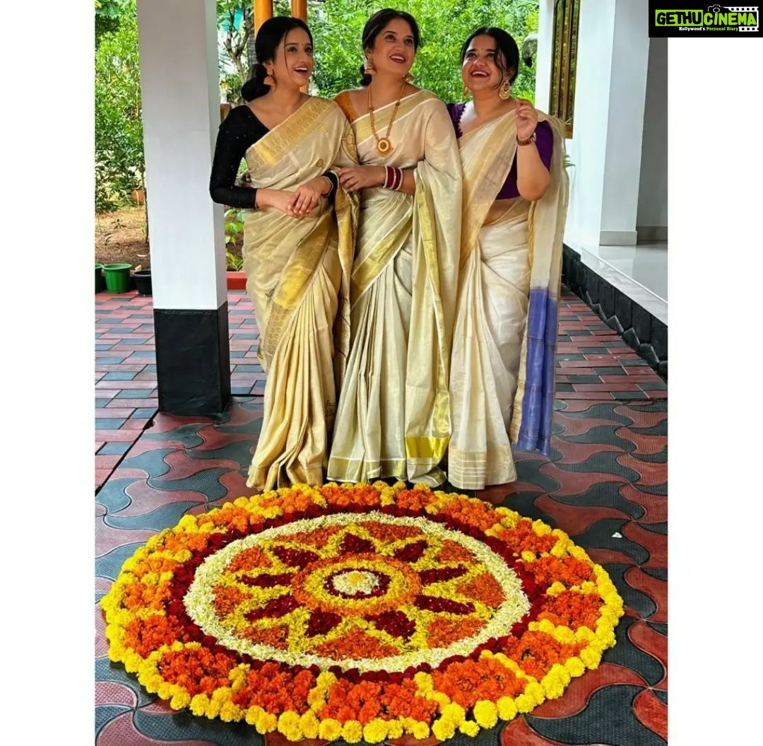 Gopika Anil Instagram - . Onam 2022 ππ @__keerthana_anil__ β€οΈ @shafna.nizam β€οΈ . Pc- @sajinsajin_ π½ . #onam #onam2022 #celebration #funtime #family #friends #love #peace #live #letlive #pictureoftheday #instagood #onamcelebration #onamsaree #setsaree #girlsgang #us #gang