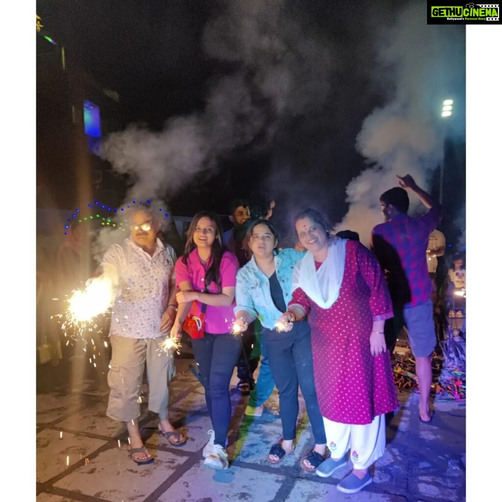 Gopika Anil Instagram - . Happy diwali from OUR'S to YOUR'S 🥰💫❣️♥️ @parakkatnatureresortmunnar diwali celebration 🥳🎉🥰 . #diwali2022 #parakatnature #celebration #diwalinights #lights #crackers #familytime #happiness #blessed #