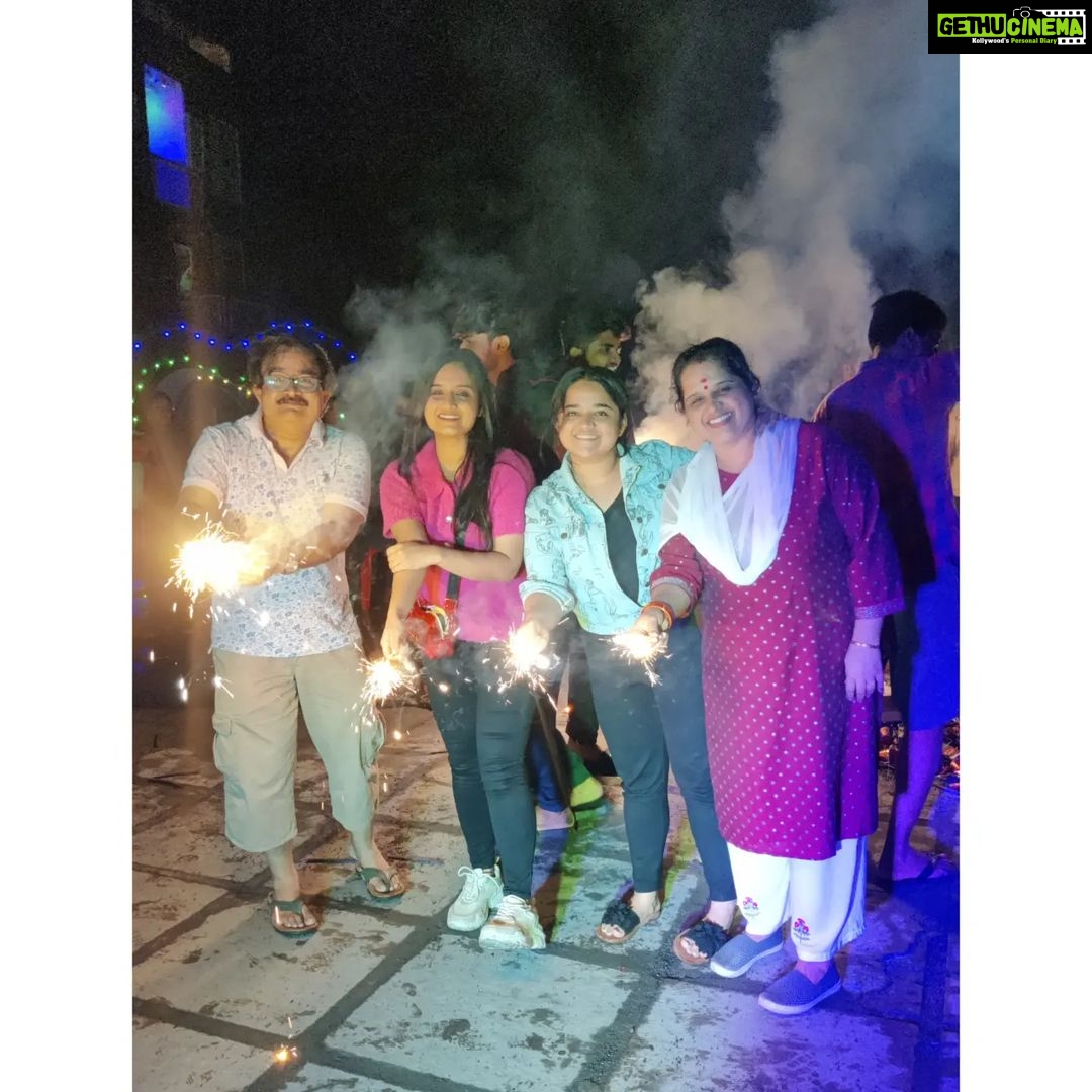 Gopika Anil Instagram - . Happy diwali from OUR'S to YOUR'S 🥰💫❣️♥️ @parakkatnatureresortmunnar diwali celebration 🥳🎉🥰 . #diwali2022 #parakatnature #celebration #diwalinights #lights #crackers #familytime #happiness #blessed #