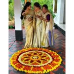 Gopika Anil Instagram - . Onam 2022 😀😀 @__keerthana_anil__ ❤️ @shafna.nizam ❤️ . Pc- @sajinsajin_ 👽 . #onam #onam2022 #celebration #funtime #family #friends #love #peace #live #letlive #pictureoftheday #instagood #onamcelebration #onamsaree #setsaree #girlsgang #us #gang