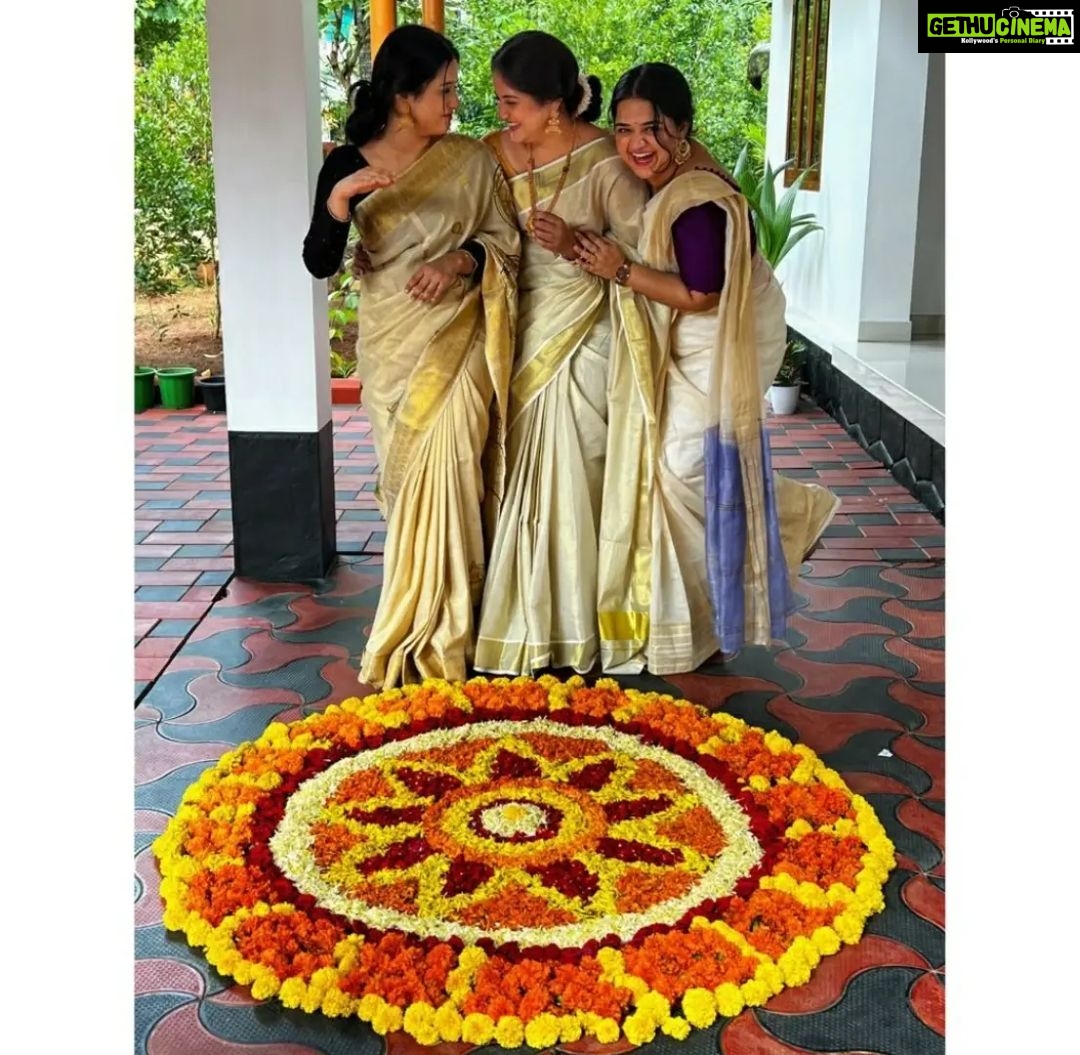 Gopika Anil Instagram - . Onam 2022 ππ @__keerthana_anil__ β€οΈ @shafna.nizam β€οΈ . Pc- @sajinsajin_ π½ . #onam #onam2022 #celebration #funtime #family #friends #love #peace #live #letlive #pictureoftheday #instagood #onamcelebration #onamsaree #setsaree #girlsgang #us #gang