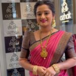 Gopika Anil Instagram - Wear it to flaunt it ✨ Jewellery from my fav @jewellish02 ♥️ Makeup and hairstyle @azhak.makeover ♥️ Saree draping @azhak.makeover ♥️ Saree from @aathvyavastra ♥️ . #azhakmakeoverstudio #makeup #makeover #hairstyles #sareedraping #6yardsofgrace #styllish #reelsofinstagram #reelitfeelit #trending #gopikaanil