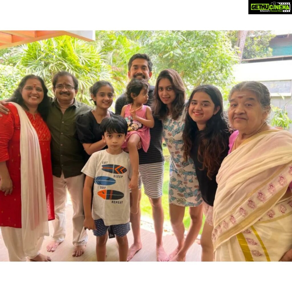 Gopika Anil Instagram - . Fam jam 😍 . #family #famjam #mypeople #happybunch #happiness #love #live #letlive #blessed #thrissurdays #family #fun #laughter #missing
