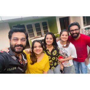 Gopika Anil Instagram - . 💞🧿 @rajeev_parameshwar 😎 @__keerthana_anil__ ♥️ @shafna.nizam 💞 @sajinsajin_ 👽 . #friends #friendslikefamily #love #laughter #fun #brotherhood #sisterhood #siblings #soulsisters #ourtime #meetups #bond #onlylaughter #gemofaperson #instatag #instagood #liveletlive