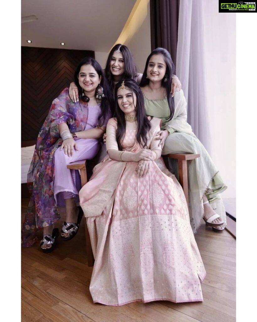 Gopika Anil Instagram - . It's always SISTERS before MISTER for her 😀😍🤪 ale dips ?? @_dip.tea__ @drish_mohan @__keerthana_anil__ . #sisters #soulsisters #sistergettinghitched #herday #beautiful #family #togetherness #love #sistersforlife #onlylove