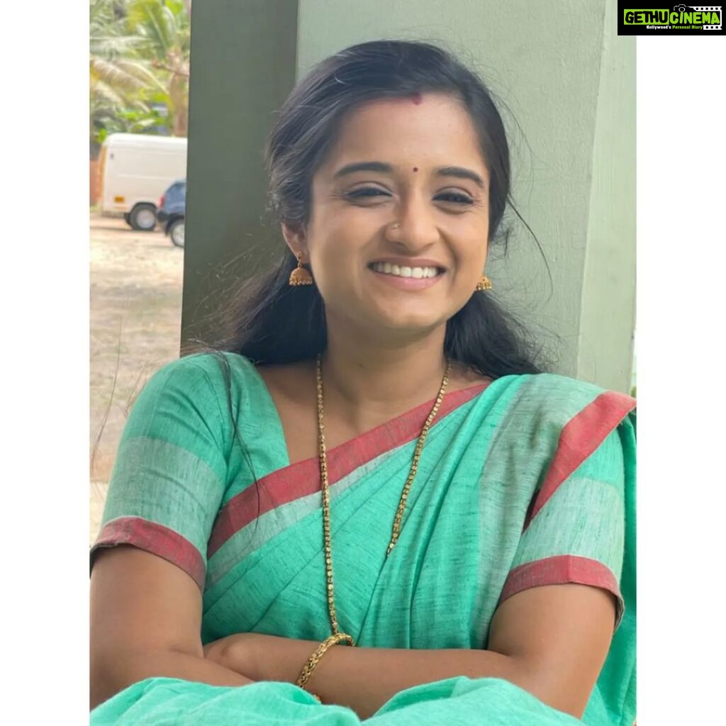 Gopika Anil Instagram - . I Shut my Eyes when I Smile... I call it 'Shhmile!' 😉 . #locationpic #beinganjali #shivanjali #santhwanam #asianet #actor #loveforacting #passionateaboutacting #startcamerarollaction #actors #love #laugh #peace #live #letlive #blessed #bliss #smile #peaceout