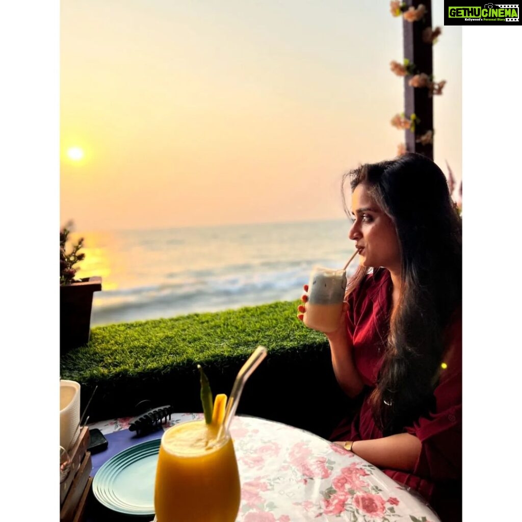 Gopika Anil Instagram - . Life is a beach, find your wave ! 🌊☺️ Pc- @chithira_rose_mathew . #beachvibes #evening #sunset #rayofhope #kozhikodebeach #picoftheday #beachside #beachview