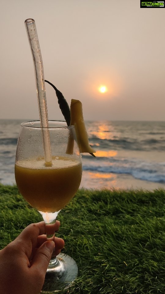 Gopika Anil Instagram - Good and sunny vibes only ! 🤩🌊🌞 . Vc @chithira_rose_mathew 😘 . #goodvibesonly #sunnyvibes #beach #evenings #withfriends #eveningspendwell #selflove #selflesslove #live #letlive #reeloftheday #reelsofinstagram #reelitfeelit #beachreels #reelsinstagram #reelsvideo