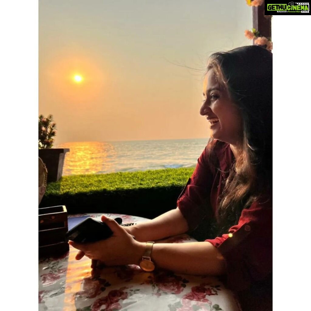 Gopika Anil Instagram - . Life is a beach, find your wave ! 🌊☺️ Pc- @chithira_rose_mathew . #beachvibes #evening #sunset #rayofhope #kozhikodebeach #picoftheday #beachside #beachview