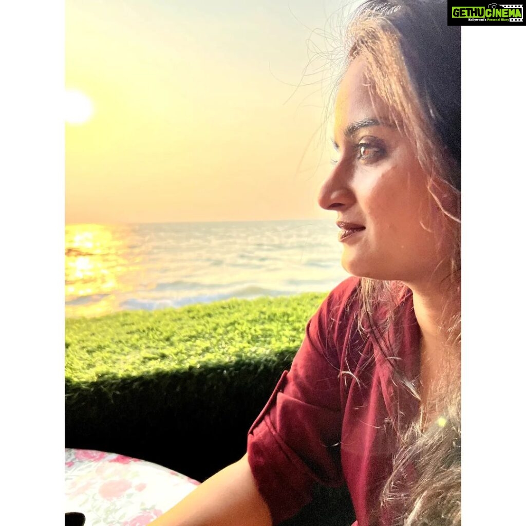 Gopika Anil Instagram - . To be soft is to be powerful ! . Pc- @chithira_rose_mathew 😘 . #imeandmyself #beachvibes #eveningwellspent #kozhikodebeach #suticafe #beachview #beachside #evenings #sunset #pictureoftheday