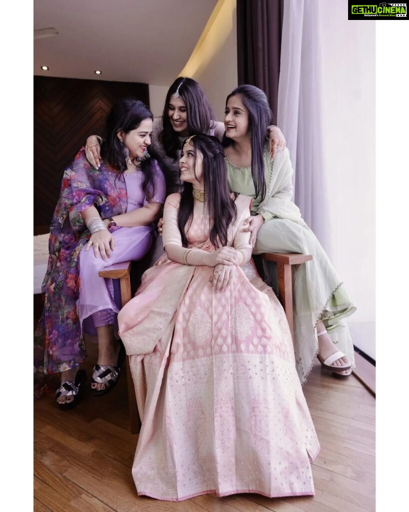 Gopika Anil Instagram - . It's always SISTERS before MISTER for her 😀😍🤪 ale dips ?? @_dip.tea__ @drish_mohan @__keerthana_anil__ . #sisters #soulsisters #sistergettinghitched #herday #beautiful #family #togetherness #love #sistersforlife #onlylove