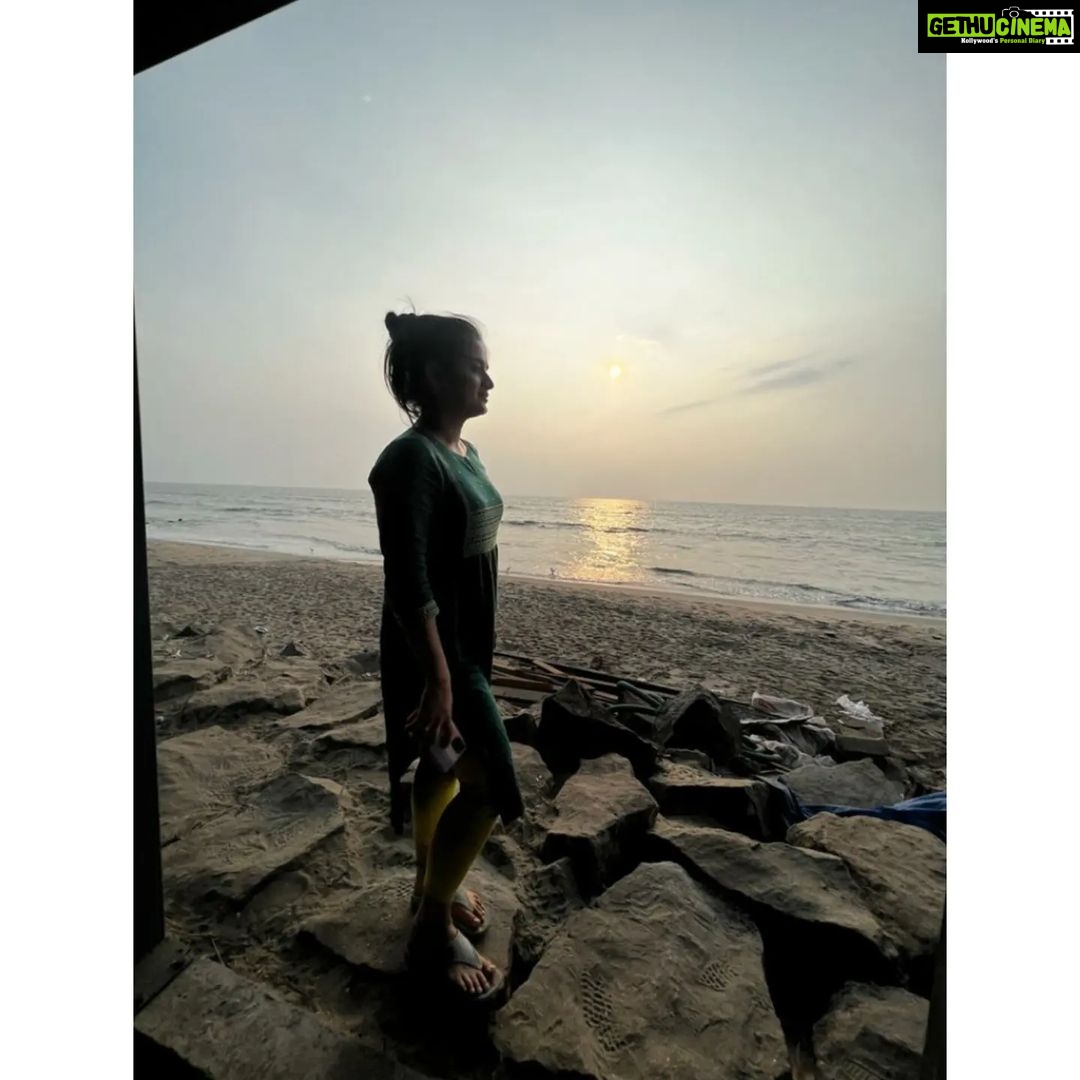 Gopika Anil Instagram - . To everything there is a reason and every reason holds a meaning ! . Pc @chithira_rose_mathew . #beachday #sunset #everythinghappensforareason #kozhikode #kozhikodebeach #evening #live #letlive