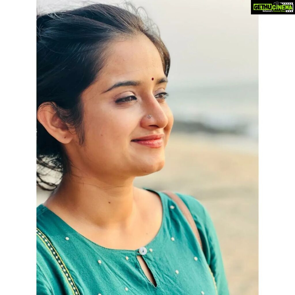 Gopika Anil Instagram - . Be kind with the person you are becoming ♥️💫 . Pc- @chithira_rose_mathew 😘 . #bekind #selflove #selflesslove #sunset #beach #goodvibes #instagramer #pictureoftheday #candid #photography #blessed #grateful #live #letlive