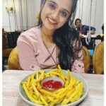 Gopika Anil Instagram - . Happiness is when french fries are just perfect 😘🍟♥️ . #frenchfries #loveforfrenchfries #foodie #kozhikode #ladyloafella #cafe
