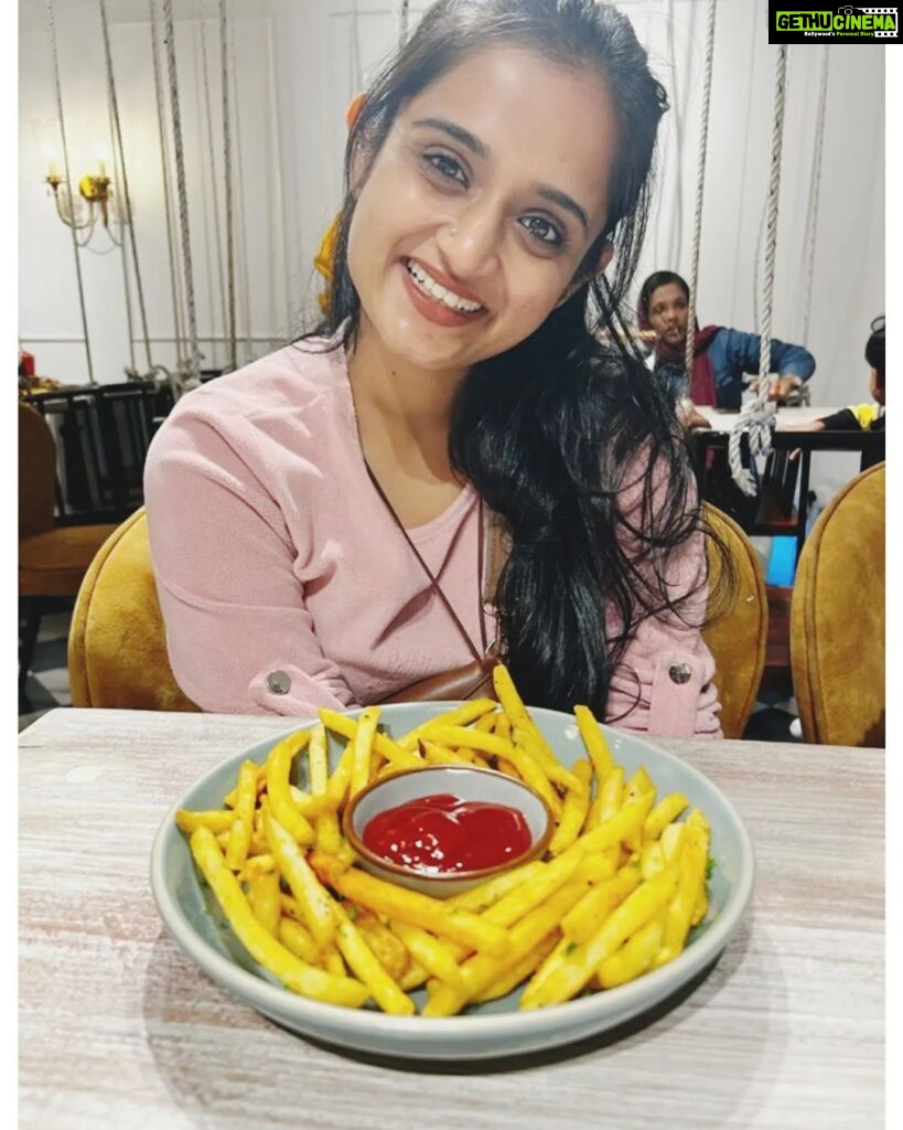 Gopika Anil Instagram - . Happiness is when french fries are just perfect 😘🍟♥️ . #frenchfries #loveforfrenchfries #foodie #kozhikode #ladyloafella #cafe
