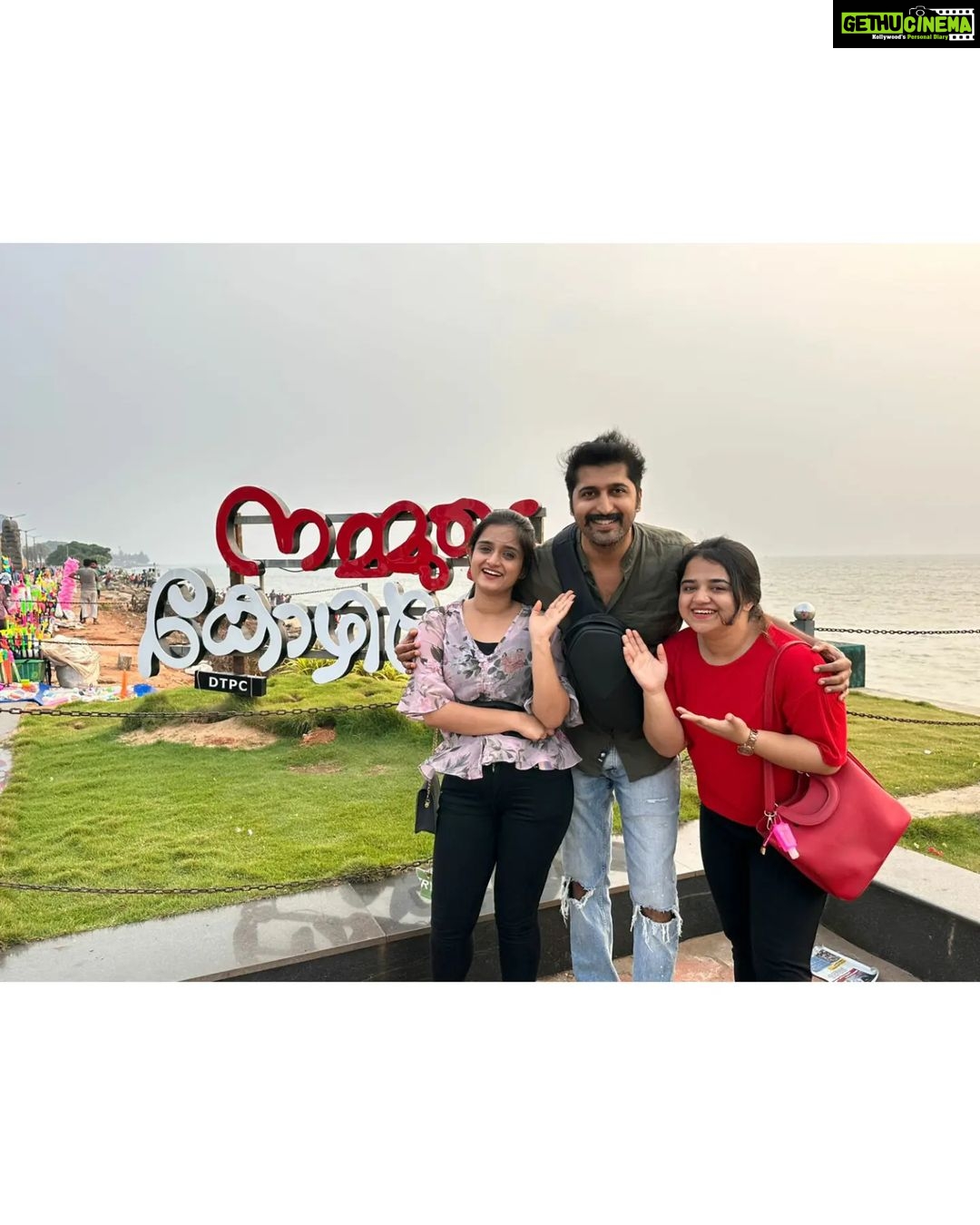Gopika Anil Instagram - . Namma kozhi 🤪🤪🤪 @arungraghavan . #nammakozhi🤪 #nammudekozhikode #family #friendslikefamily #beach #untilnexttime #seeyousoon #missingaldready #meetups #happiness #blessed