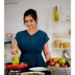 Gopika Anil Instagram – .
In between shoot of  #paathipeythunee♥️
Pc- @nandhukumar_nk 
MUA- @kalon_glamup_stories 
.
#shoot #musicalalbum #behindthescenes #cooking #art #cookingisanart #pictureoftheday #instagrammer #cookingram #posingforthecamera