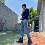 Gourab Roy Choudhary Instagram - "জীবন কাঁচের বাক্সের মতো নয়, বরং একটি রঙিন পালকের মতো || তুমি নতুন রঙ আঁকো, নতুন সময় অভিজ্ঞ করো , দেখবে অনুভূতিগুলো তোমায় আগলে ধরে বাঁচতে চাইবে।"….