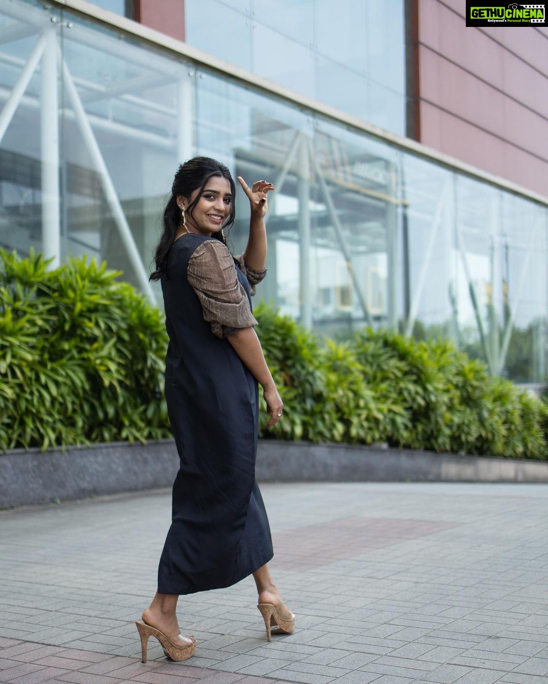 Gouri G Kishan Instagram - 🖤 📷 : @premsampaul Styling : @keepitstylish_by_ammu @styledbyammu Outfit : @jugalbandhi Make up : @the_color_pallete Jewellery : @amorettestore.in #explore #love #ınstagood #photoftheday #fashion #trending #me #smile #life #instamood Kochi, India