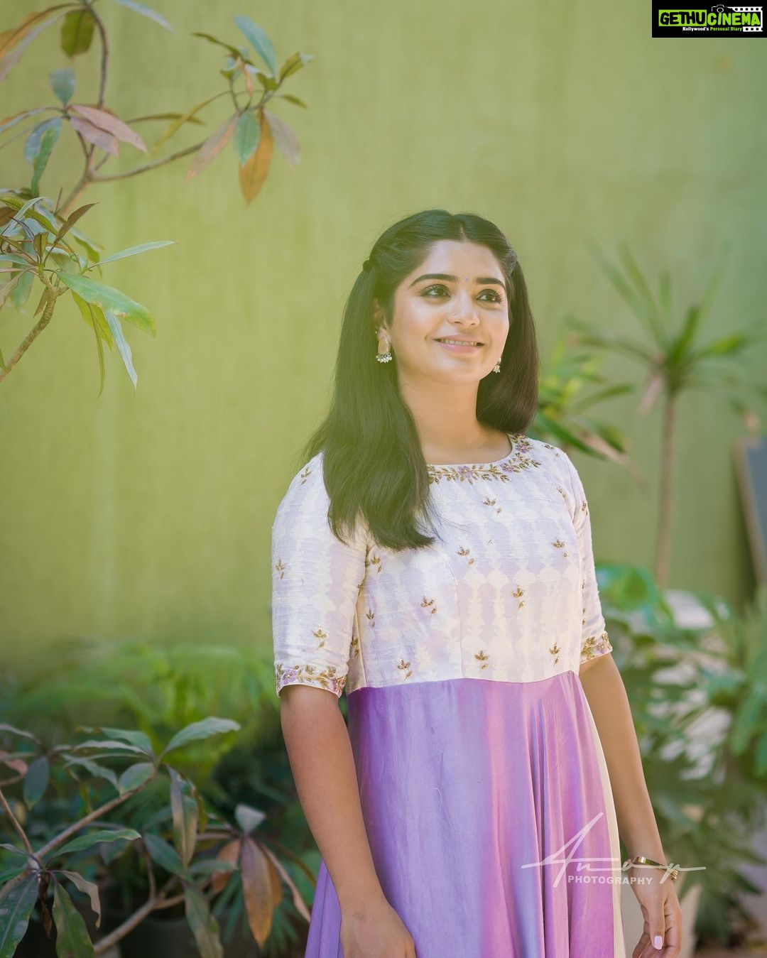 Gouri G Kishan Instagram - What’s your reason to smile today? 🌸 Photographed by @_anupphotography Makeup by @chanti7588 Hair by @bellurimallesham Outfit by @studio_nimithabajjuri Jewellery from @thetrinkaholic @alluringaccessories.a2 Styled by @rishita.madas #love #ınstagood #fashion #photooftheday #beautiful #art #photography #happy #picoftheday #cute #nature #instagram #style #repost #summer #instadaily #me #girl #fun #beauty #smile #photo #like #ootd #makeup #amazing #instamood