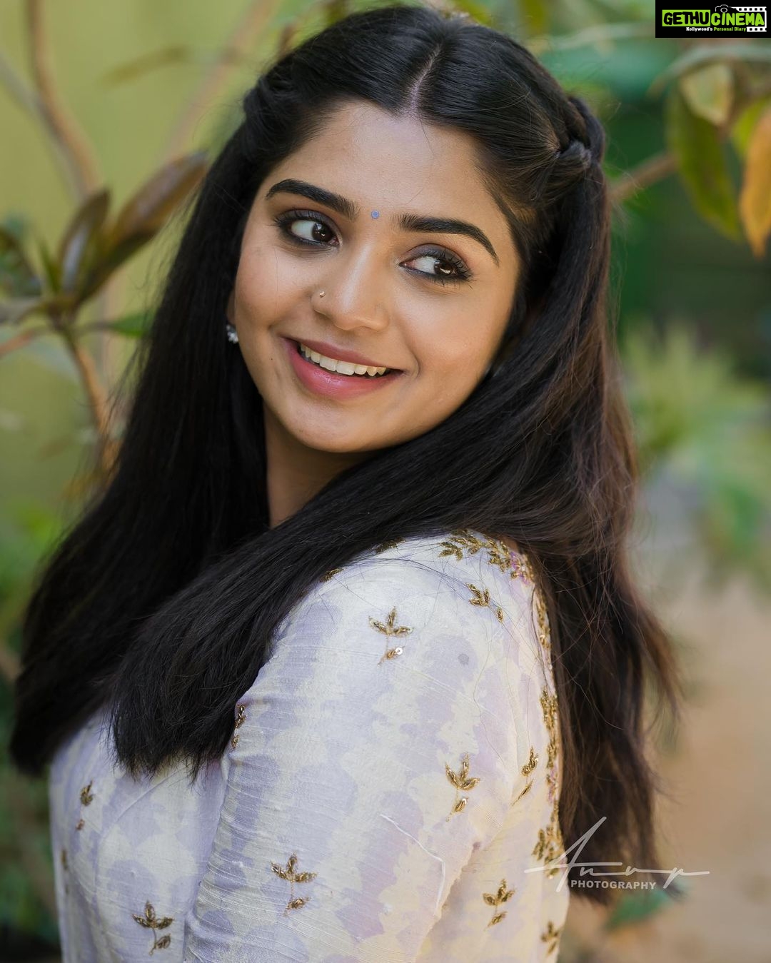 Gouri G Kishan Instagram - bloom.. 🌻 Photographed by @_anupphotography Makeup by @chanti7588 Hair by @bellurimallesham Outfit by @studio_nimithabajjuri Jewellery from @thetrinkaholic @alluringaccessories.a2 Styled by @rishita.madas #love #ınstagood #fashion #photooftheday #beautiful #art #photography #happy #picoftheday #cute #nature #instagram #style #repost #summer #instadaily #me #girl #fun #beauty #smile #photo #like #ootd #makeup #amazing #instamood