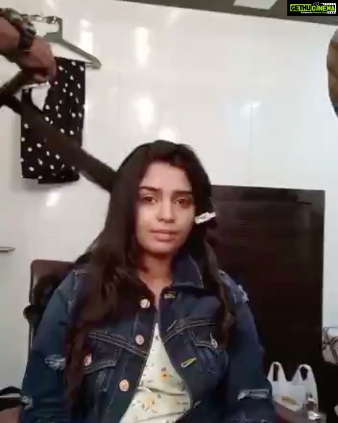 Gouri G Kishan Instagram - Chattiest on the makeup chair 🙊 This one’s for my lovely team on the sets of #SrideviShobanBabu 💗 From waking up groggily @ 4.30am in a new location, washing my throat down with 2-3 cups of black coffee to keep my eyes open, getting my character-look brief for the day, to helping me read my lines in Telugu, tolerating many days when my face was puffy, or I had dark circles, or when my hair was oily coz I just didn’t have the energy to wash it… These 4 have seen it all.. and still got the look perfect, everyday. You guys are the reason Sridevi turned out looking like how she did and I’m grateful to have worked with a team so passionate and sincere to their craft, and so goddamn good at it. Uday anna, Chiru anna, Prasad and Shruti - thank you for making me feel home during the entire filming of #SrideviShobanBabu and giving me my best look as yet. P.S - HUGE respect to all the ‘heroines’ who make it look as though looking good is easy. 🙌