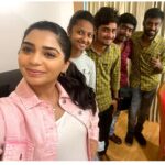 Gouri G Kishan Instagram - Chattiest on the makeup chair 🙊 This one’s for my lovely team on the sets of #SrideviShobanBabu 💗 From waking up groggily @ 4.30am in a new location, washing my throat down with 2-3 cups of black coffee to keep my eyes open, getting my character-look brief for the day, to helping me read my lines in Telugu, tolerating many days when my face was puffy, or I had dark circles, or when my hair was oily coz I just didn’t have the energy to wash it… These 4 have seen it all.. and still got the look perfect, everyday. You guys are the reason Sridevi turned out looking like how she did and I’m grateful to have worked with a team so passionate and sincere to their craft, and so goddamn good at it. Uday anna, Chiru anna, Prasad and Shruti - thank you for making me feel home during the entire filming of #SrideviShobanBabu and giving me my best look as yet. P.S - HUGE respect to all the ‘heroines’ who make it look as though looking good is easy. 🙌