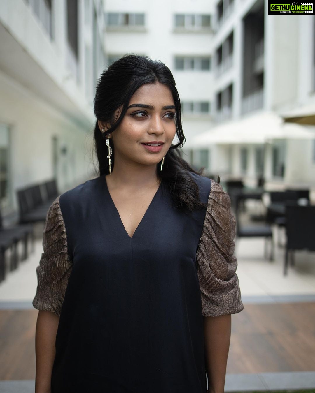 Gouri G Kishan Instagram - 🖤 📷 : @premsampaul Styling : @keepitstylish_by_ammu @styledbyammu Outfit : @jugalbandhi Make up : @the_color_pallete Jewellery : @amorettestore.in #explore #love #ınstagood #photoftheday #fashion #trending #me #smile #life #instamood Kochi, India