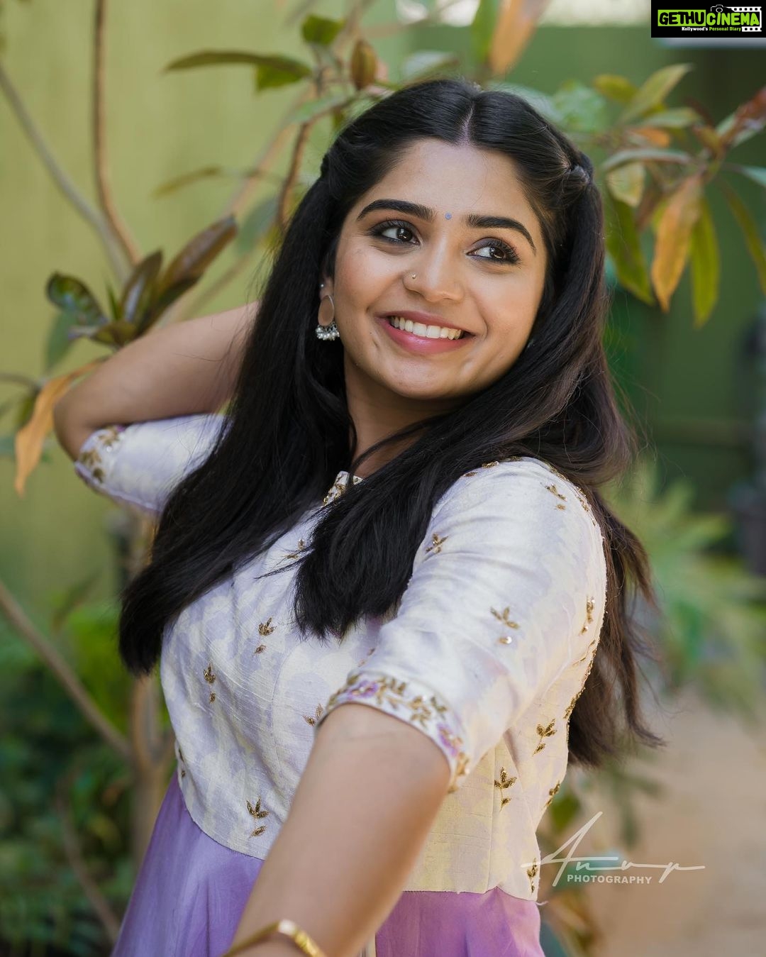 Gouri G Kishan Instagram - What’s your reason to smile today? 🌸 Photographed by @_anupphotography Makeup by @chanti7588 Hair by @bellurimallesham Outfit by @studio_nimithabajjuri Jewellery from @thetrinkaholic @alluringaccessories.a2 Styled by @rishita.madas #love #ınstagood #fashion #photooftheday #beautiful #art #photography #happy #picoftheday #cute #nature #instagram #style #repost #summer #instadaily #me #girl #fun #beauty #smile #photo #like #ootd #makeup #amazing #instamood