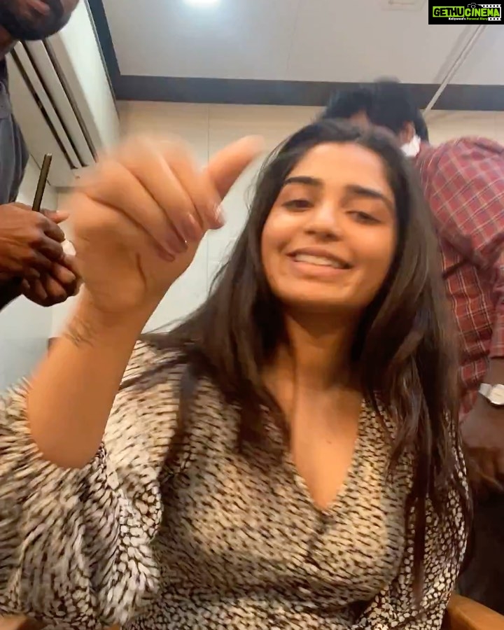 Gouri G Kishan Instagram - Chattiest on the makeup chair 🙊 This one’s for my lovely team on the sets of #SrideviShobanBabu 💗 From waking up groggily @ 4.30am in a new location, washing my throat down with 2-3 cups of black coffee to keep my eyes open, getting my character-look brief for the day, to helping me read my lines in Telugu, tolerating many days when my face was puffy, or I had dark circles, or when my hair was oily coz I just didn’t have the energy to wash it… These 4 have seen it all.. and still got the look perfect, everyday. You guys are the reason Sridevi turned out looking like how she did and I’m grateful to have worked with a team so passionate and sincere to their craft, and so goddamn good at it. Uday anna, Chiru anna, Prasad and Shruti - thank you for making me feel home during the entire filming of #SrideviShobanBabu and giving me my best look as yet. P.S - HUGE respect to all the ‘heroines’ who make it look as though looking good is easy. 🙌