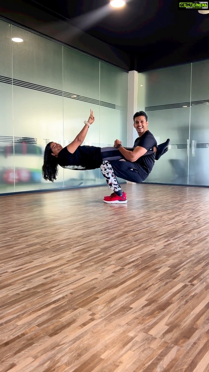 Grace Antony Instagram - Do you trust your workout partner? @ali_shifas_vs 😅 💪 #trustchallenge #workoutmotivation #besttrainer 📸 @reps_with_arjun 📍 @parkwaykochi 🥗 @nutrichefindia Parkway Kochi
