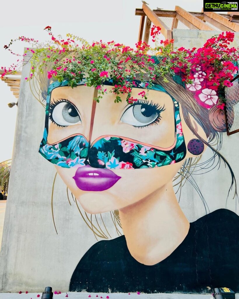 Grace Antony Instagram - COOL LADIES 🌸🌺 . . . . . . 📸 @akhilstansilavous #wallart #flowerart #travel #flowerstagram #graceantony #alkhawaneej Al khawaneej, Dubai