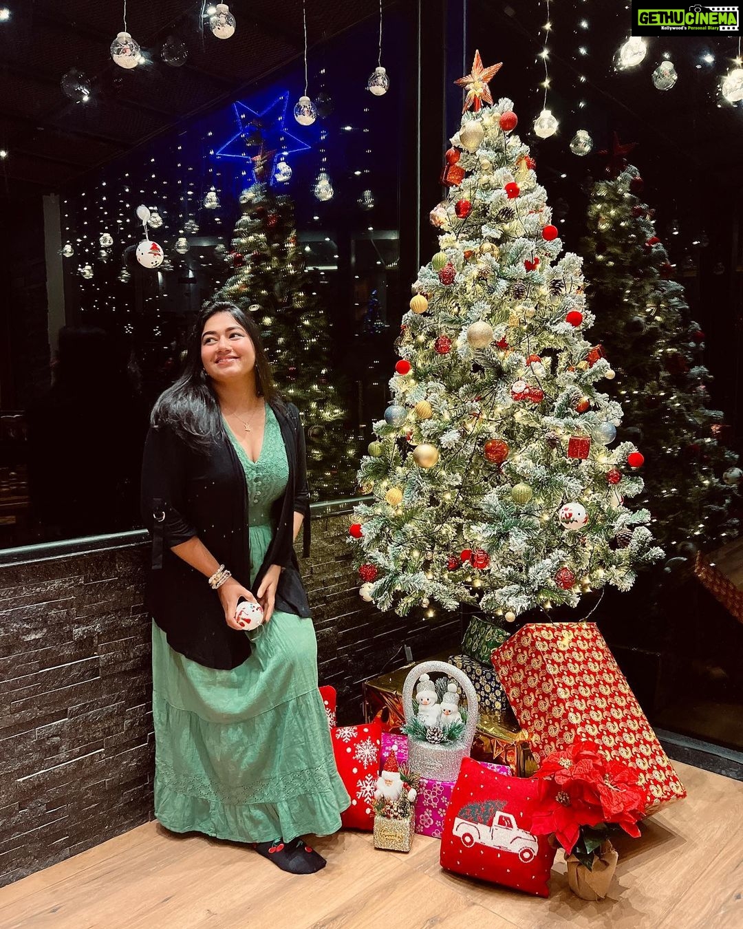Grace Antony Instagram - MERRY CHRISTMAS π
π» ππ· . . . . . πΈ @jo_makeup_artist π @chandysdrizzledrops π @inaayat_designs @allonawallkochi @anitha_anuj . #christmas #graceantony #christmastree #december #festival #christmasdecor #2022 #merrychristmas #happychristmas