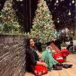 Grace Antony Instagram – MERRY CHRISTMAS 🎅🏻 🎄🍷
.
.
.
.
.
📸 @jo_makeup_artist 
📍 @chandysdrizzledrops 
👗 @inaayat_designs 
@allonawallkochi @anitha_anuj 
.
#christmas #graceantony #christmastree #december #festival #christmasdecor #2022 #merrychristmas #happychristmas