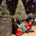 Grace Antony Instagram - MERRY CHRISTMAS 🎅🏻 🎄🍷 . . . . . 📸 @jo_makeup_artist 📍 @chandysdrizzledrops 👗 @inaayat_designs @allonawallkochi @anitha_anuj . #christmas #graceantony #christmastree #december #festival #christmasdecor #2022 #merrychristmas #happychristmas