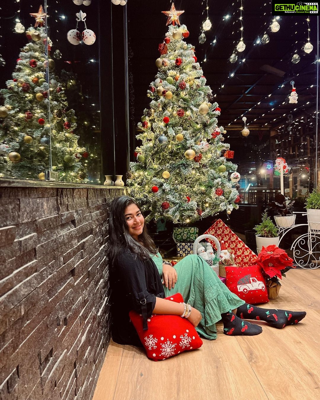 Grace Antony Instagram - MERRY CHRISTMAS π
π» ππ· . . . . . πΈ @jo_makeup_artist π @chandysdrizzledrops π @inaayat_designs @allonawallkochi @anitha_anuj . #christmas #graceantony #christmastree #december #festival #christmasdecor #2022 #merrychristmas #happychristmas