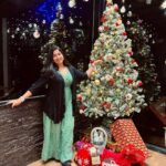 Grace Antony Instagram - MERRY CHRISTMAS 🎅🏻 🎄🍷 . . . . . 📸 @jo_makeup_artist 📍 @chandysdrizzledrops 👗 @inaayat_designs @allonawallkochi @anitha_anuj . #christmas #graceantony #christmastree #december #festival #christmasdecor #2022 #merrychristmas #happychristmas