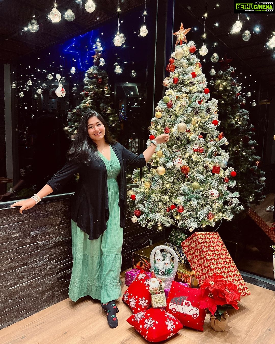 Grace Antony Instagram - MERRY CHRISTMAS π
π» ππ· . . . . . πΈ @jo_makeup_artist π @chandysdrizzledrops π @inaayat_designs @allonawallkochi @anitha_anuj . #christmas #graceantony #christmastree #december #festival #christmasdecor #2022 #merrychristmas #happychristmas