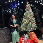 Grace Antony Instagram - MERRY CHRISTMAS 🎅🏻 🎄🍷 . . . . . 📸 @jo_makeup_artist 📍 @chandysdrizzledrops 👗 @inaayat_designs @allonawallkochi @anitha_anuj . #christmas #graceantony #christmastree #december #festival #christmasdecor #2022 #merrychristmas #happychristmas