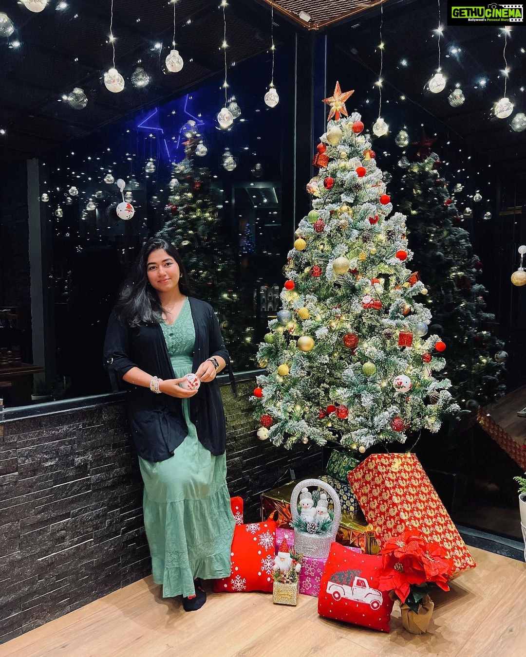 Grace Antony Instagram - MERRY CHRISTMAS π
π» ππ· . . . . . πΈ @jo_makeup_artist π @chandysdrizzledrops π @inaayat_designs @allonawallkochi @anitha_anuj . #christmas #graceantony #christmastree #december #festival #christmasdecor #2022 #merrychristmas #happychristmas