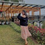 Grace Antony Instagram - She’s Dreaming 💭 . . . . . 👗 @signatures_by_treesa_josh 📸 @jo_makeup_artist 📍 @chandysdrizzledrops @allonawallkochi @anitha_anuj . . #graceantony #travel #traveling #vacation #december #diary