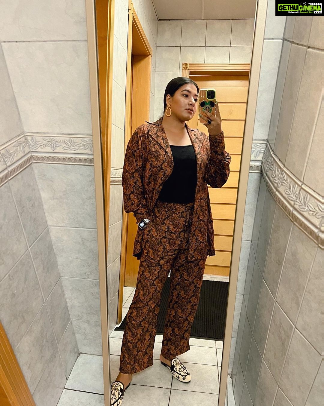 Grace Antony Instagram - 🍗🫥 . . . . Wearing @gospelofdesign @stylestoriesbypriyanka 🤍 #graceantony #promotion #saturdaynight #movies #malayalam #saniyaiyappan
