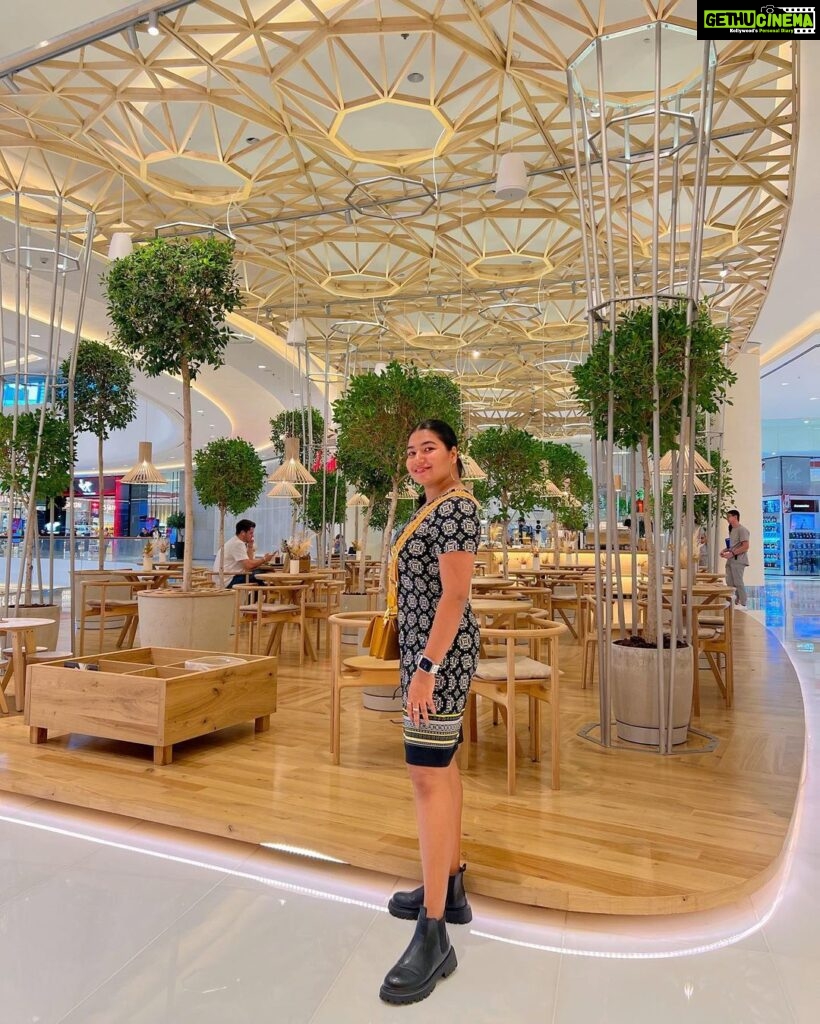 Grace Antony Instagram - Days like this 🫰🌈 . . . . #graceantony #traveller #casualoutfit #casualstyle Dubai Mall