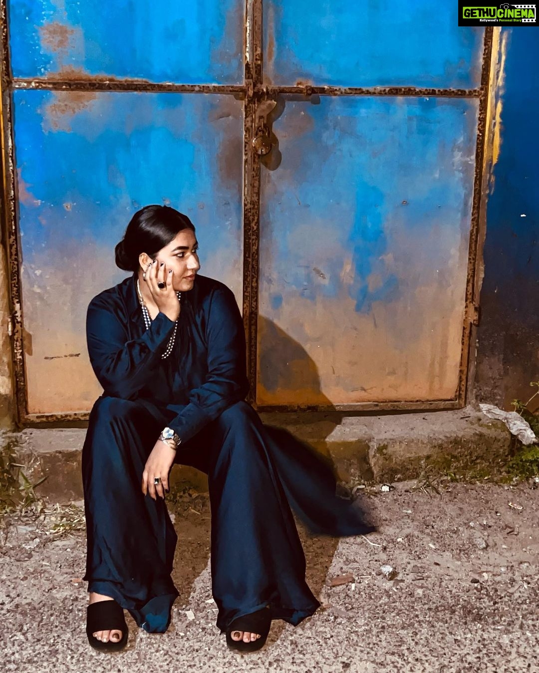 Grace Antony Instagram - Rare <3# . . . Wearing @anooparavindh2020 #night #outfits #blue #graceantony #casualstyle