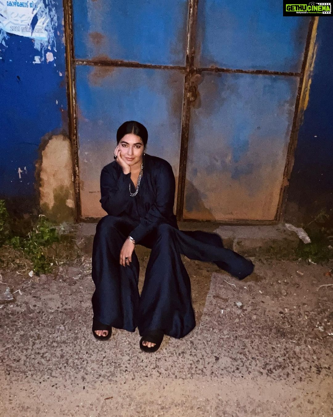 Grace Antony Instagram - Rare <3# . . . Wearing @anooparavindh2020 #night #outfits #blue #graceantony #casualstyle