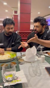 Grace Antony Instagram - ഒരുകാലത്തും നന്നാവില്ലന്നുള്ള തീരുമാനം ആണ് രണ്ടും.😂 @ajuvarghese @nivinpaulyactor #saturdaynight #nivinpauly #ajuvarghese #saniyaiyappan #sijuwilson #saijukurup #graceantony