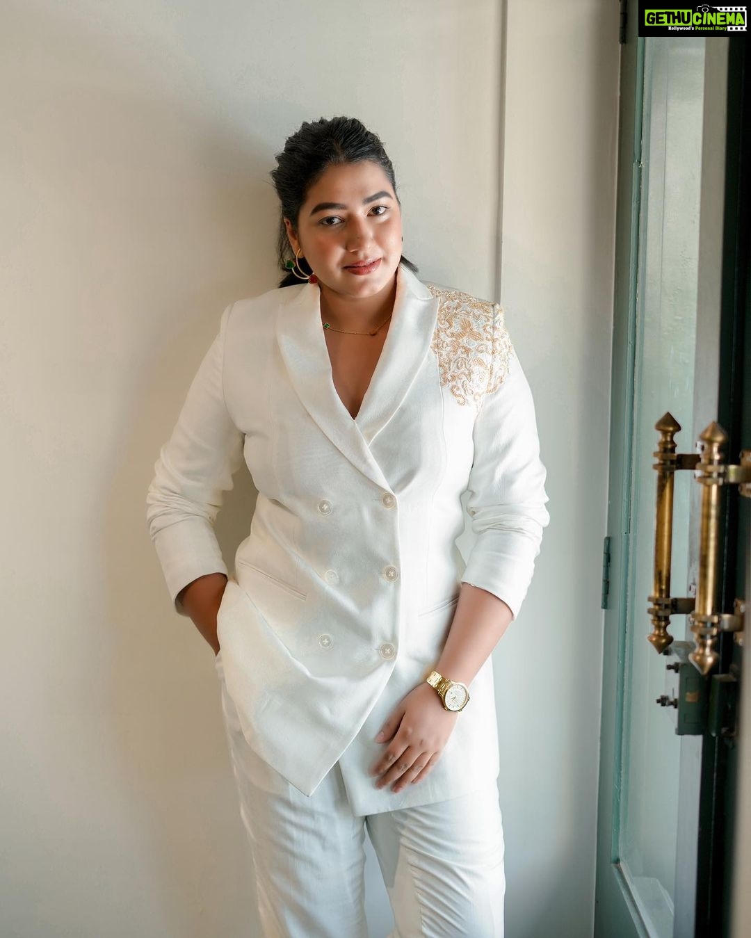 Grace Antony Instagram - Glittters 🪩✨✨✨ . . . . Mua @jo_makeup_artist Photography @abi.pk.98 Wearing @gospelofdesign Styling @stylestoriesbypriyanka @touchwood__store @silver_andsalt Videography @niyasphotography_ Assistant @kavya_sivaram @anandhu_rajaji @mr__s_p_i_d_y Assistant @kavya_sivaram @anandhu_rajaji @_mr.s_p_i_d_y_ #grace #graceantony #suit #white #whitesuit #suits #style